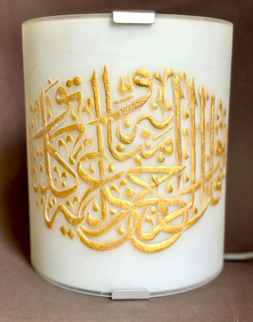 Zylindrische Glaslampe mit goldener Kalligrafie