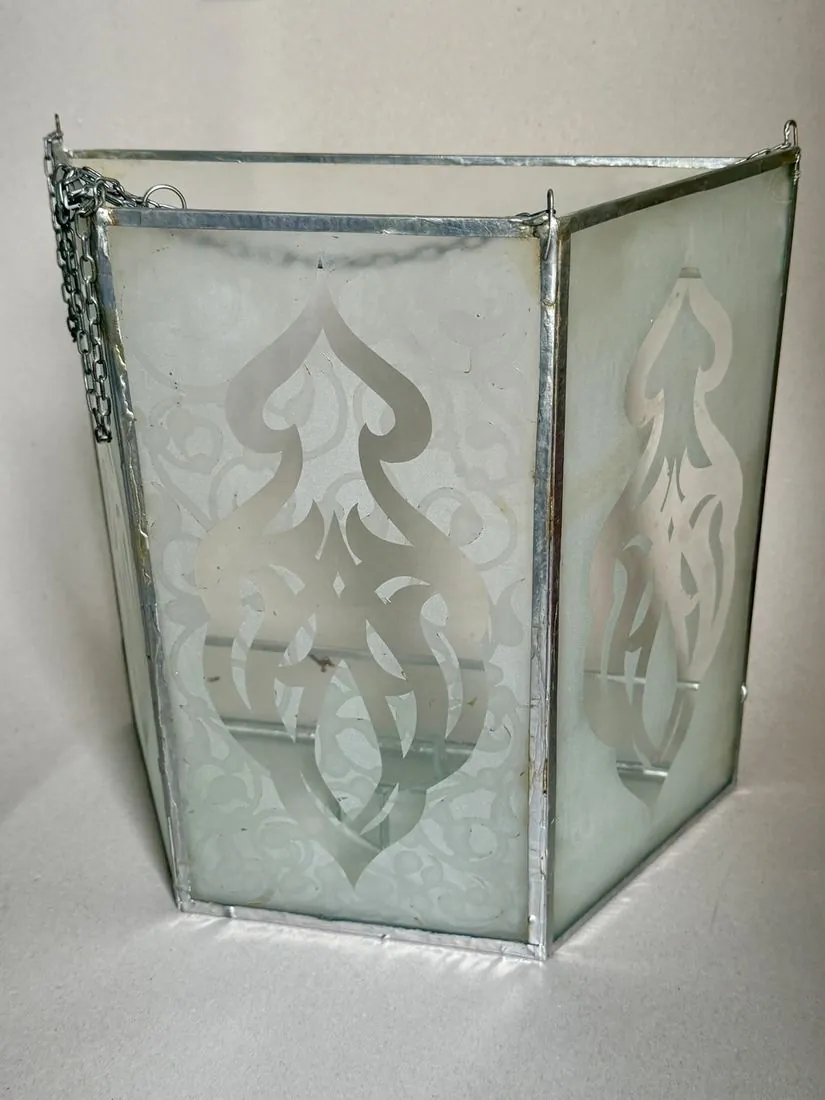 Sechseckige Glaslaterne mit geätztem Ornament