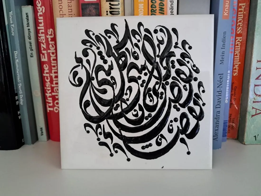 Kalligrafie-Kachel im Bücherregal