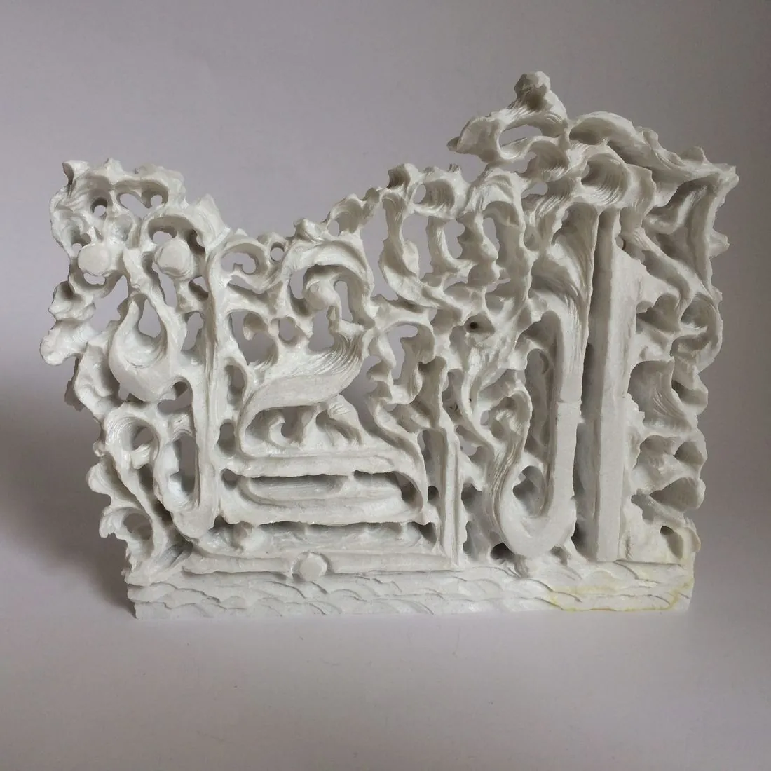 Steinrelief mit arabischer Kalligrafie und Vogelmotiv